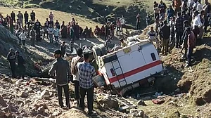 बड़ी खबर LIVE: जम्मू-कश्मीर के उधमपुर में बड़ा सड़क हादसा, खाई में गिरी बस, 2 लोगों की मौत, 10 से ज्यादा घायल