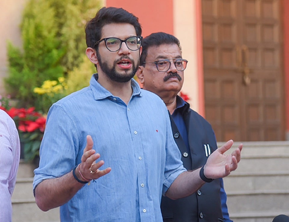 रेहान वाड्रा के समर्थन में उतरे आदित्य ठाकरे, बोले- तिरंगे की फोटो हटाने से इनकार करना साहसिक कदम