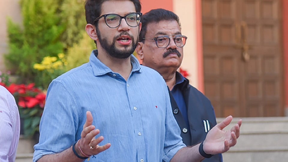 रेहान वाड्रा के समर्थन में उतरे आदित्य ठाकरे, बोले- तिरंगे की फोटो हटाने से इनकार करना साहसिक कदम