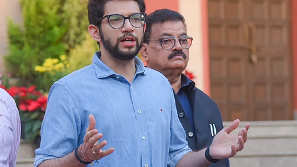 रेहान वाड्रा के समर्थन में उतरे आदित्य ठाकरे, बोले- तिरंगे की फोटो हटाने से इनकार करना साहसिक कदम