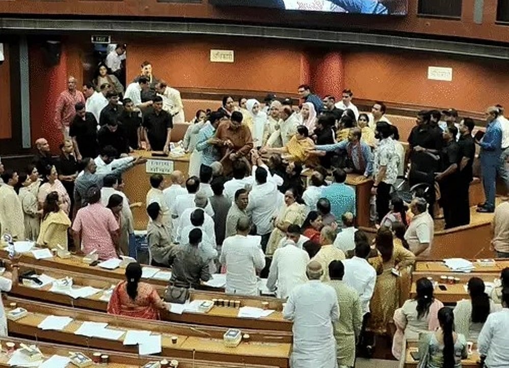 एमसीडी में पार्षदों का बवाल, मेयर के आसन पर रखे कागज फेंके, माइक तोड़कर पटका, जमकर हुई नोकझोंक
