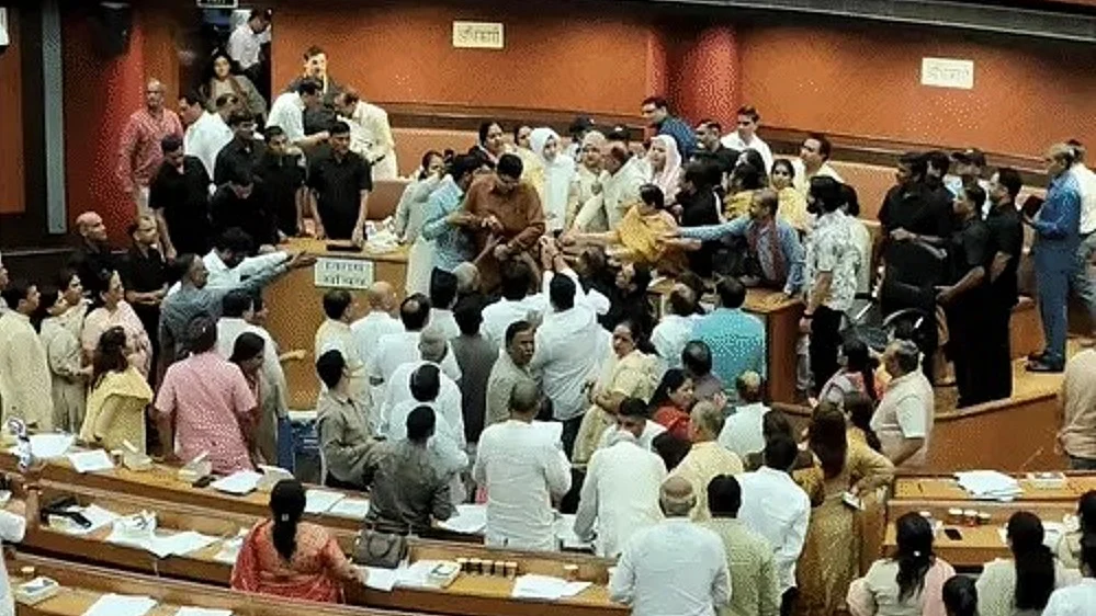 एमसीडी में पार्षदों का बवाल, मेयर के आसन पर रखे कागज फेंके, माइक तोड़कर पटका, जमकर हुई नोकझोंक