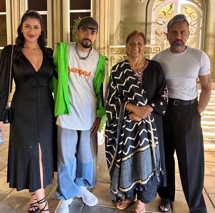 सिनेजीवन: करण जौहर को है हमसफर की तलाश और दलेर मेहंदी के समर्थन में उतरीं सिंगर मधु श्री 