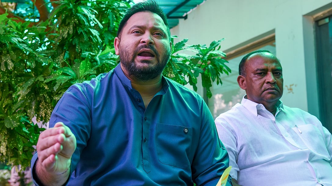 बिहार विधान परिषद की 8 सीटों पर मतदान संपन्न, तेजस्वी का आरोप- सत्ता पक्ष के इशारे पर काम कर रहा प्रशासन