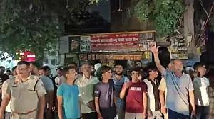 गुरुग्राम में बिजली संकट से हाहाकार, रातभर ब्लैकआउट, 7 घंटे में 5,500 से ज्यादा मिलीं शिकायतें