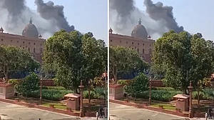 बड़ी खबर LIVE: दिल्ली के नॉर्थ ब्लॉक के पास लगी आग, दमकल की 6 गाड़ियां मौके पर मौजूद