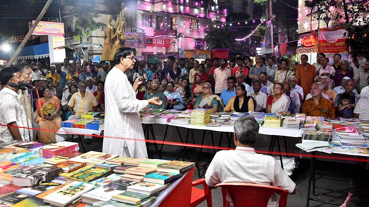 दुर्गा पूजा के दौरान किताबों के स्टॉल लगाना पुरानी परंपरा रही है। लेकिन इस बार किताबों पर हमले हुए हैं