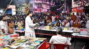 दुर्गा पूजा के दौरान किताबों के स्टॉल लगाना पुरानी परंपरा रही है। लेकिन इस बार किताबों पर हमले हुए हैं