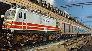 चक्रवाती तूफान 'अर्नब' का असर, 30 अक्टूबर तक 58 ट्रेनें रद्द, कई के समय में किया गया बदलाव