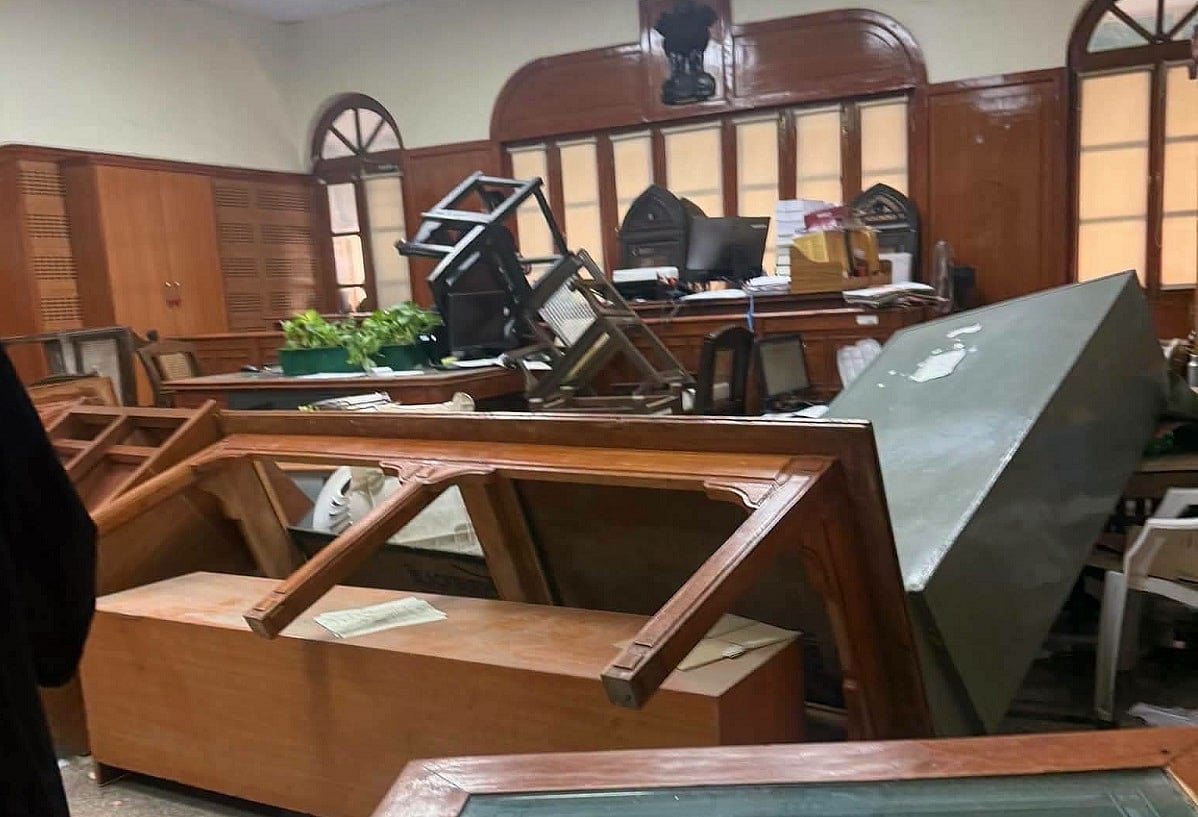 इलाहाबाद उच्च न्यायालय में वकीलों का हंगामा, जस्टिस भनोट के कक्ष में जमकर नारेबाजी और तोड़फोड़