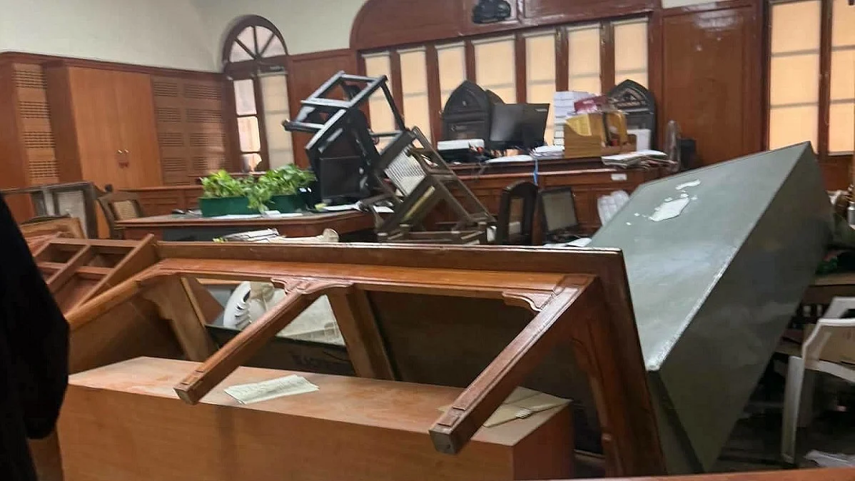 इलाहाबाद उच्च न्यायालय में वकीलों का हंगामा, जस्टिस भनोट के कक्ष में जमकर नारेबाजी और तोड़फोड़