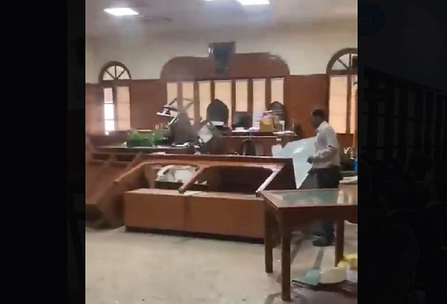 बड़ी खबर LIVE: इलाहाबाद उच्च न्यायालय में वकीलों का हंगामा, न्यायमूर्ति के कक्ष में तोड़फोड़