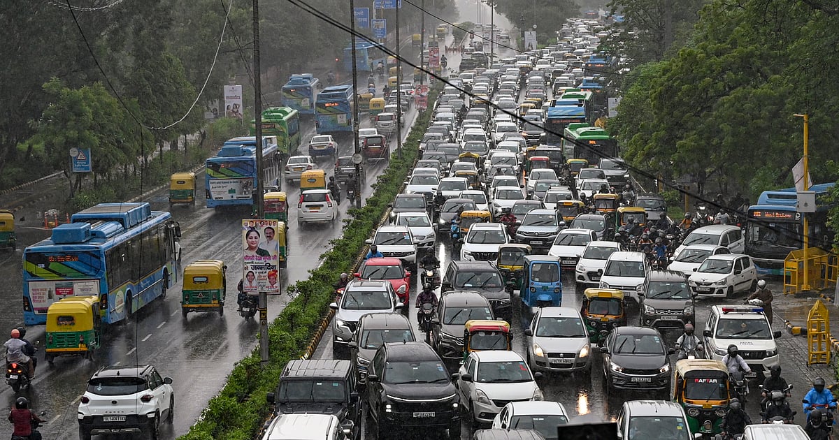 Ncr दिल्ली-NCR में लगातार बारिश से बढ़ीं मुश्किलें, कई इलाकों में जलभराव ...