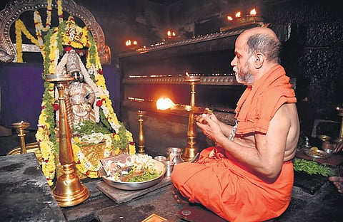 Sri Sugunendra Theertha Swamiji of Paryaya Sri Puthige Matha, Udupi, performs his first puja of Lord Krishna on Thursday.