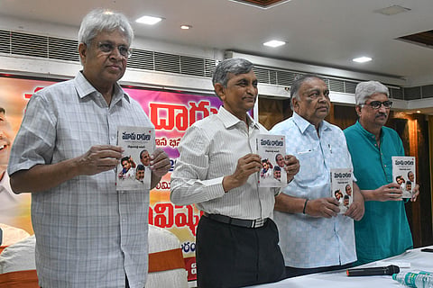 Ex-MP Undavalli Arun Kumar & Lok Satta founder JP Narayana releasing ‘Mudu Darulu’I  