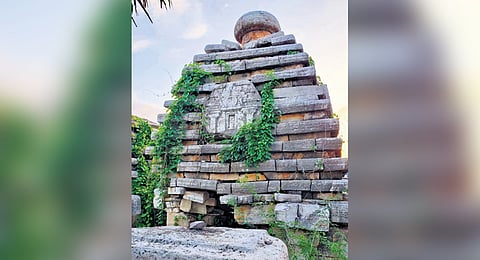 They are Badami Chalukyan shrines that adopted the Kadamba nagara style in the Rekha nagara format, making them the only two of their kind in Telangana today. 