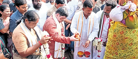 Ministers Danasari Anasuya and Ponnam Prabhakar offer prayers at Medaram