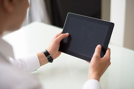 medical and dental students are demanding that the government provide electronic tablets as they believe these devices would better support their studies.