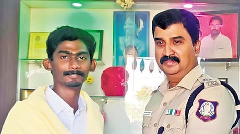Marshal Yesuvadian being honoured by SP L Balaji Saravanan 
