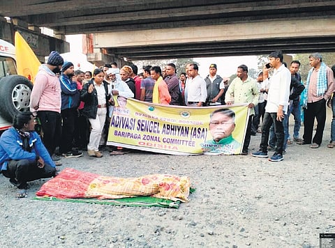 IIC of Jharpokharia police station, Rozalin Behera assuring protesters on NH-18