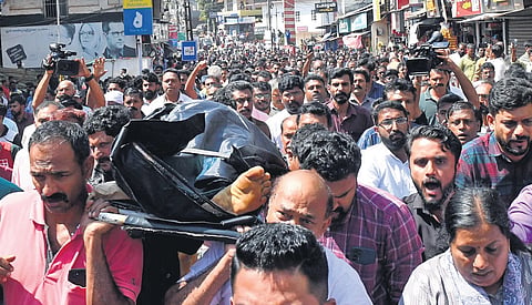 People protesting with the body of Ajeesh Joseph