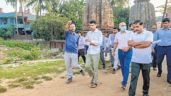 5T chairman VK Pandian reviews progress of Ekamra project 