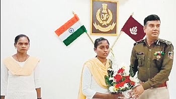 2 women Maoists of Chhattisgarh lay down arms in Boudh