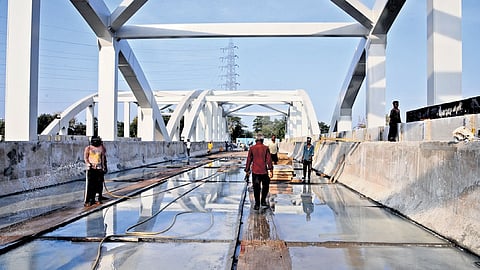 Work is under way for the railways’ portion of the 150m bridge, with the installation of six steel girders and positioning of three spans on each side 