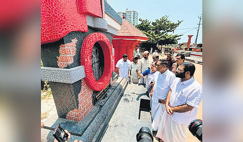 CPM Kannur district acting
secretary T V Rajesh and
other party leaders visiting
the vandalised tombs (right)
Memorial tomb of Kodiyeri
Balakrishnan covered in a
chemical solution
