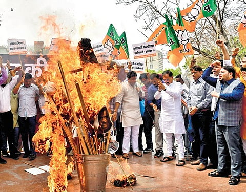 BJP leaders burn effigy during a protest against Delhi Chief Minister Arvind Kejriwal