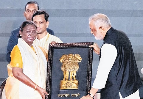 President Droupadi Murmu being presented a memento by 
Kamlesh D Patel, president of the Shri Ram Chandra Mission