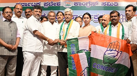 DCM DK Shivakumar welcomes State Backward Classes Commission former chairman Jayaprakash Hegde into the Congress in Bengaluru on Tuesday.