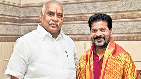 Kumurambheem- Asifabad district BRS president and former MLA from Sirpur constituency Koneru Konappa with Chief Minister A Revanth 
Reddy in Hyderabad on Wednesday