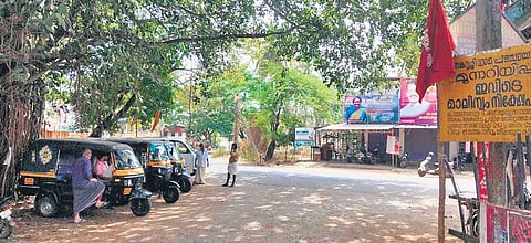 Autorickshaw drivers await patrons 
at a nearly deserted Thenkurissi junction. 