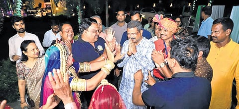 Dharmendra Pradhan being greeted by Marwari community members in Sambalpur 