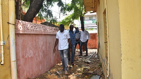 Police inspecting the premises of Vivekananda School at Ajith Singh Nagar, from where the stone is suspected to be hurled on CM Jagan Mohan Reddy 