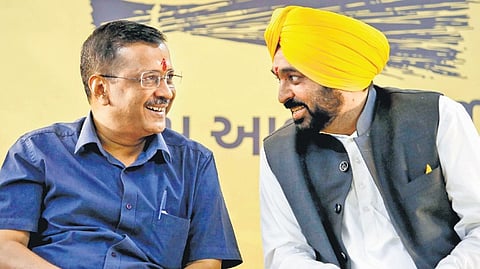 Delhi Chief Minister Arvind Kejriwal (L), Punjab CM Bhagwant Mann (R)