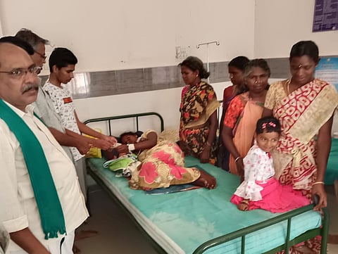 Pregnant woman who was brought to Udumalaipet Government Hospital by her family in a cradle  delivered a baby girl on Monday