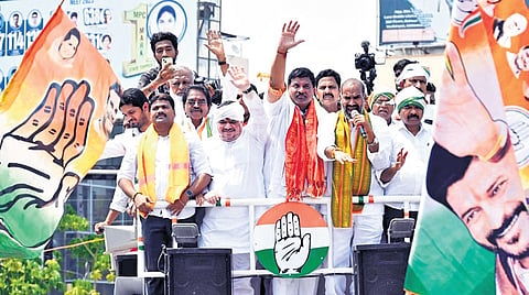Minister Ponnam Prabhakar, along with senior party members and workers, takes part in the nomination rally of Velichala Rajender Rao in Karimnagar on Monday. 