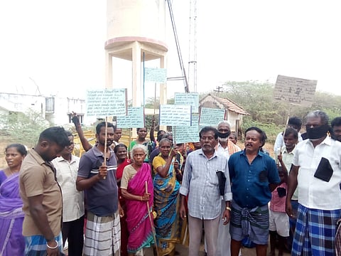 Residents of Vengaivayal and Eraiyur protesting