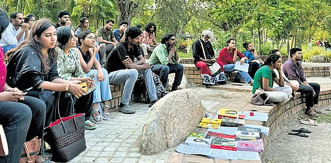 This open art gathering aims to respond to social issues through artistic performances.