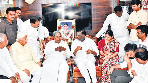 Chief Minister Siddaramaiah and other Congress leaders meet the family of Neha Hiremath in Hubballi on Thursday