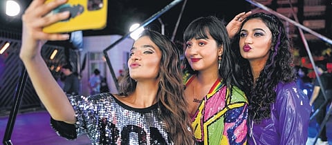 Anushka Sen (L), Revathi Pillai (M) and  Elisha Mayor (R) in Dil Dosti Dilemma