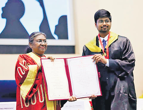 Baranitharan S receives the award from President Droupadi Murmu