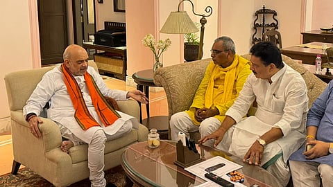 Samajwadi Party leader Narad Rai (R) meets with Union Home Minister Amit Shah, in which SBSP leader Om Prakash Rajbhar (C) is also seen.