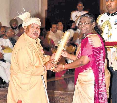 Hemchand Manjhi receivig Padma Shri award from the President.