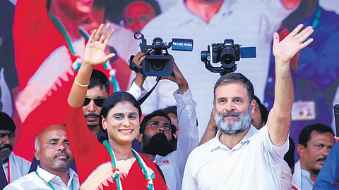 Congress leader Rahul Gandhi and APCC chief YS Sharmila in Kadapa 