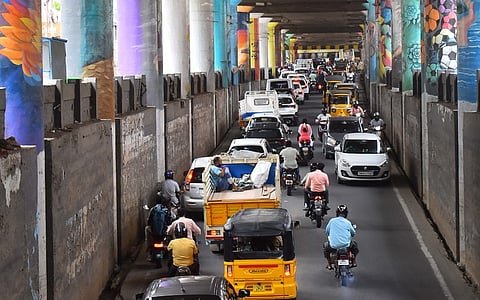  Coimbatore: The road below the old Avinashi Road flyover in Coimbatore has been witnessing frequent traffic congestions.