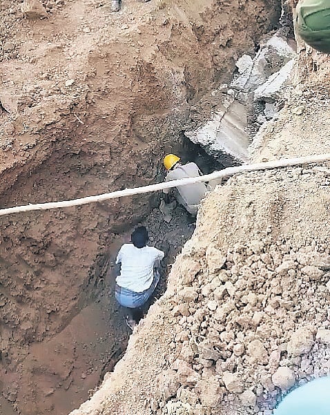 Natural gas pipeline supporting cement concrete collapsed on workers