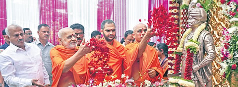 Senior seer of Vishwa Vokkaliga Mahasamsthana Mutt Chandrashekara Swamiji (second from left) offers floral tributes to the statue of Kempegowda in 
Bengaluru on Thursday